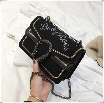 Μοντέρνα γυναικεία τσάντα  σε τρία χρώματα από οικολογικό σουέτ με κεντήματα και μεγάλη μεταλλική αλυσίδα