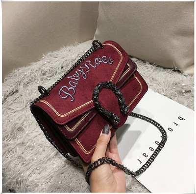 Μοντέρνα γυναικεία τσάντα  σε τρία χρώματα από οικολογικό σουέτ με κεντήματα και μεγάλη μεταλλική αλυσίδα