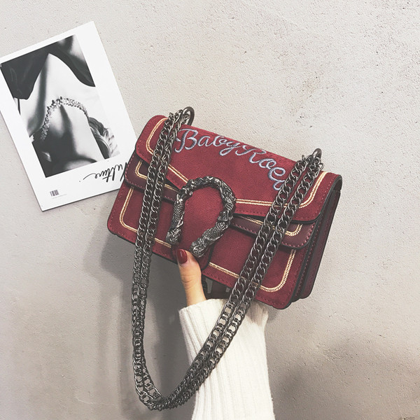 Μοντέρνα γυναικεία τσάντα  σε τρία χρώματα από οικολογικό σουέτ με κεντήματα και μεγάλη μεταλλική αλυσίδα