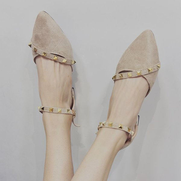 Stílusos női hegyes cipő fűzőlyukkal, két színben