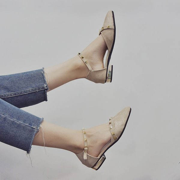 Stílusos női hegyes cipő fűzőlyukkal, két színben