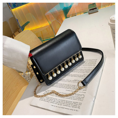 Μοντέρνα γυναικεία έκο δερμάτινη τσάντα σε τρία χρώματα με διακοσμητικά μαργαριτάρια και μεταλλική αλυσίδα