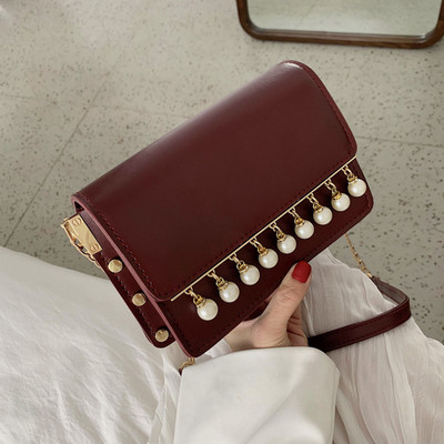 Μοντέρνα γυναικεία έκο δερμάτινη τσάντα σε τρία χρώματα με διακοσμητικά μαργαριτάρια και μεταλλική αλυσίδα