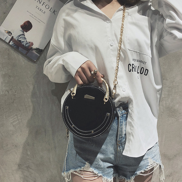 Női lakkbőr táska kerek formával, rövid és hosszú fém fogantyúkkal