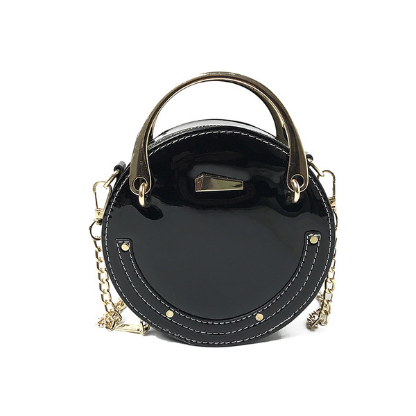 Női lakkbőr táska kerek formával, rövid és hosszú fém fogantyúkkal