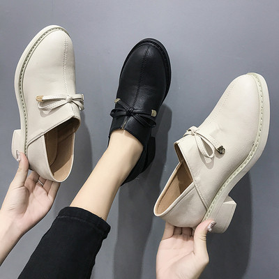 Καθημερινά  γυναικεία παπούτσια από οικολογικό δέρμα με κορδέλα σε μαύρο και άσπρο χρώμα
