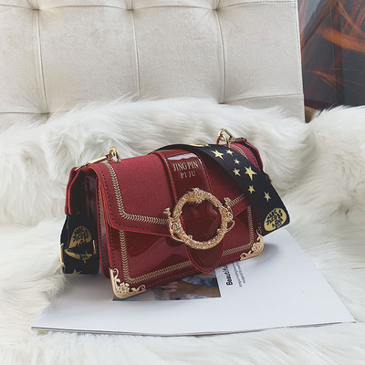 Μοντέρνα γυναικεία τσάντα σε τέσσερα χρώματα από οικολογικό δέρμα με μεταλλικά στοιχεία και μακρά λαβή