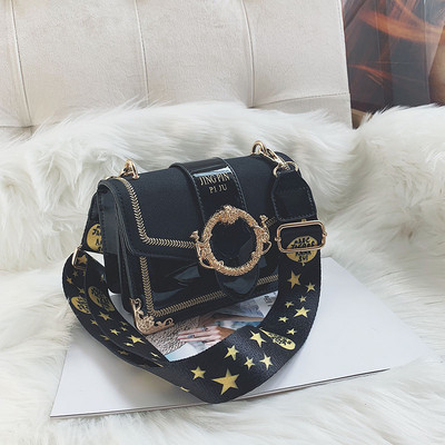 Μοντέρνα γυναικεία τσάντα σε τέσσερα χρώματα από οικολογικό δέρμα με μεταλλικά στοιχεία και μακρά λαβή