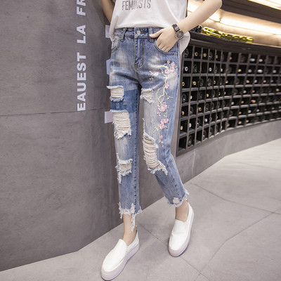 Casual γυναικέια τζιν  με κεντήματα και σχισμένα μοτίβα