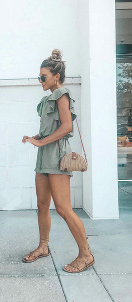 Καθημερινές γυναικείες φόρμες ν με λαιμόκοψη και κορδόνια