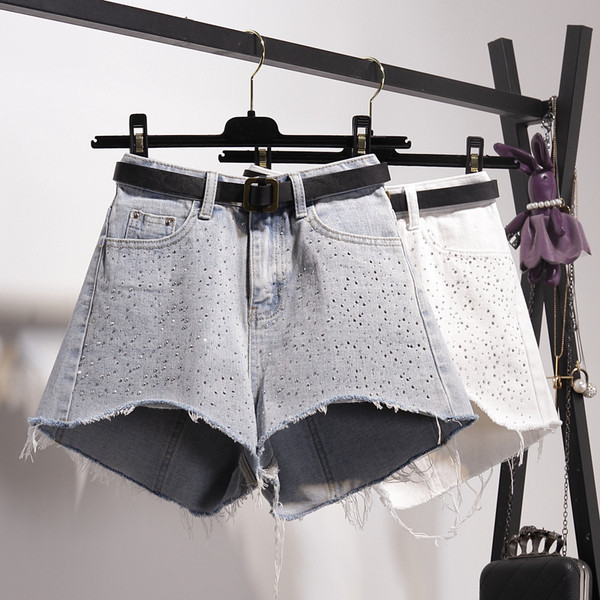 Modern női rövidnadrág szakadt motívumokkal és kövekkel két színben