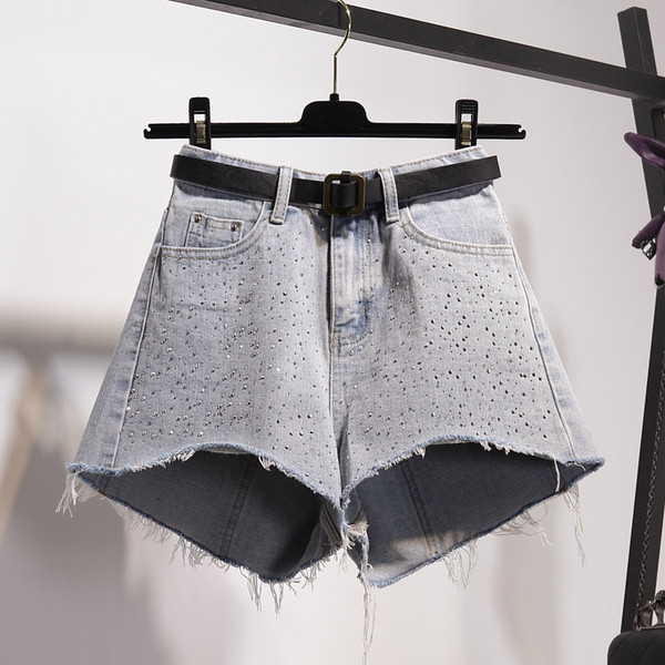 Modern női rövidnadrág szakadt motívumokkal és kövekkel két színben