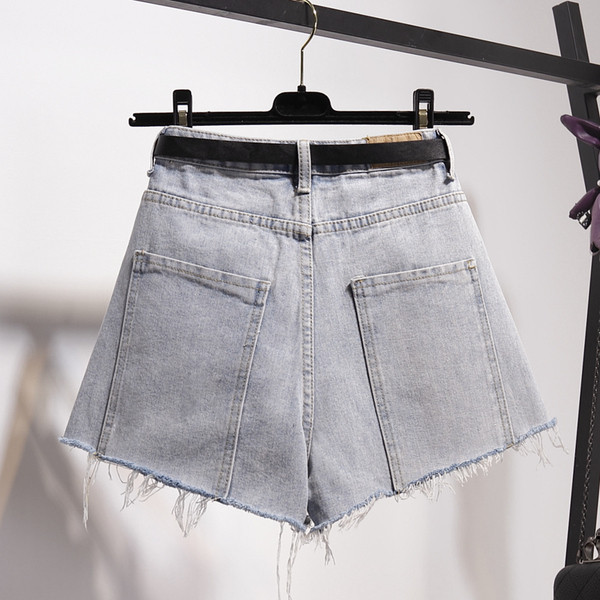 Modern női rövidnadrág szakadt motívumokkal és kövekkel két színben