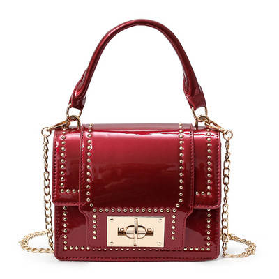 Κομψή γυναικεία τσάντα σε τέσσερα χρώματα με μεταλλικά στοιχεία και μεγάλη μεταλλική αλυσίδα