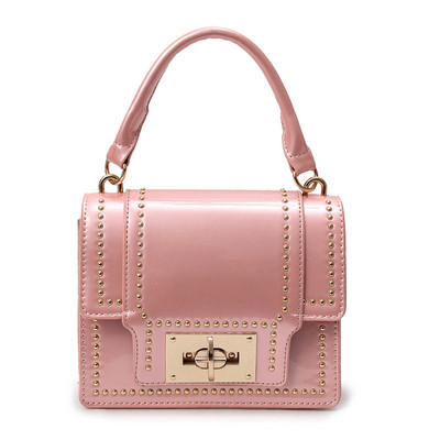 Κομψή γυναικεία τσάντα σε τέσσερα χρώματα με μεταλλικά στοιχεία και μεγάλη μεταλλική αλυσίδα