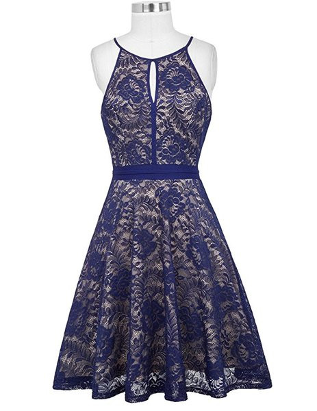 Stílusos női ruha szabású modell csipkével több színben