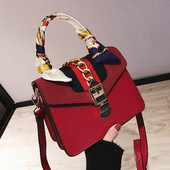 Stílusos női táska négy színben, fém elemekkel, rövid és hosszú füllel