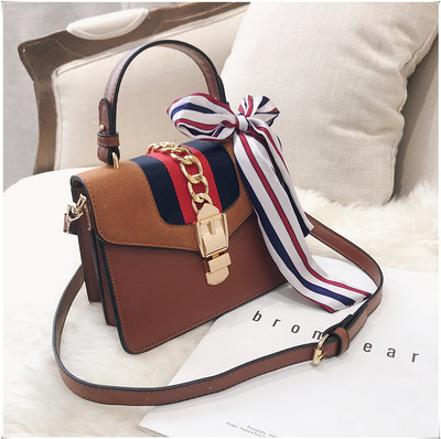 Stílusos női táska négy színben, fém elemekkel, rövid és hosszú füllel