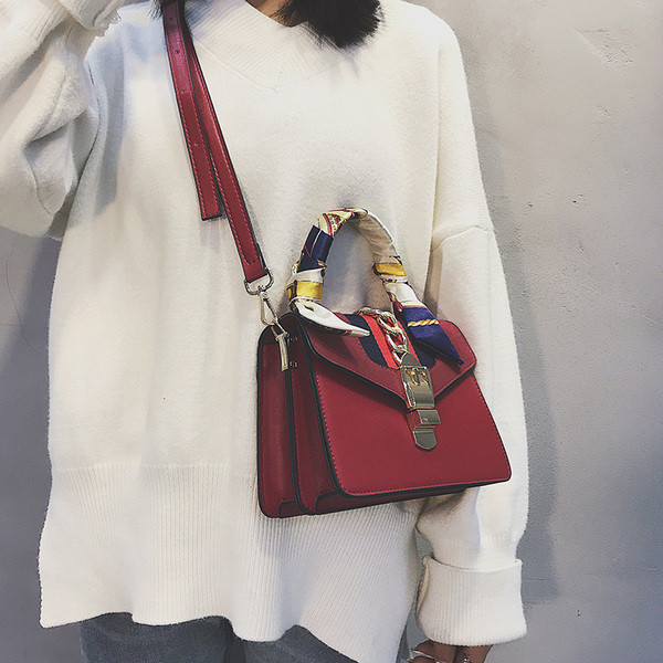 Stílusos női táska négy színben, fém elemekkel, rövid és hosszú füllel