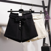 Modern női rövidnadrág fehér és fekete nyakkendővel