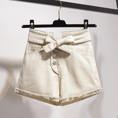 Modern női rövidnadrág fehér és fekete nyakkendővel