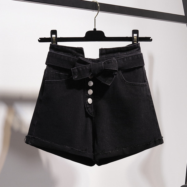 Modern női rövidnadrág fehér és fekete nyakkendővel