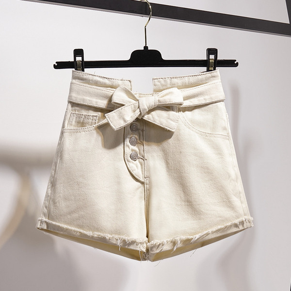 Modern női rövidnadrág fehér és fekete nyakkendővel