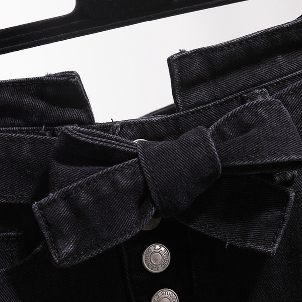 Modern női rövidnadrág fehér és fekete nyakkendővel