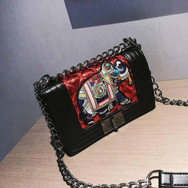 Geanta de dama moderna din piele ecologica cu aplicatie si lant metalic lung