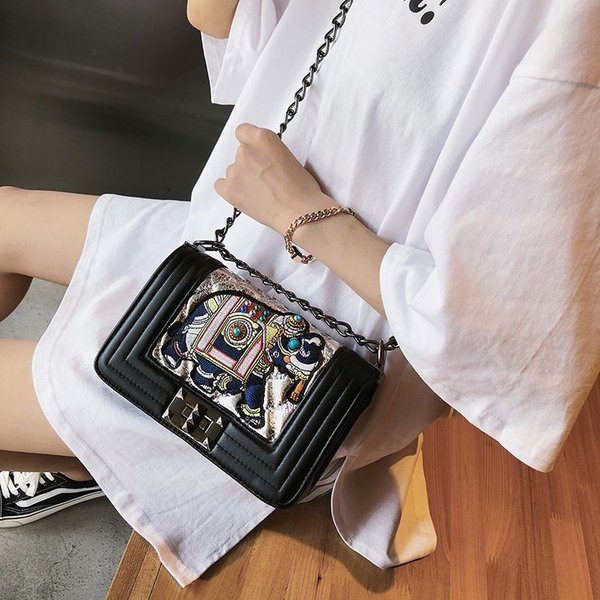 Geanta de dama moderna din piele ecologica cu aplicatie si lant metalic lung