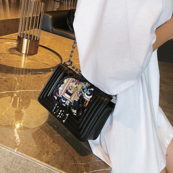 Geanta de dama moderna din piele ecologica cu aplicatie si lant metalic lung