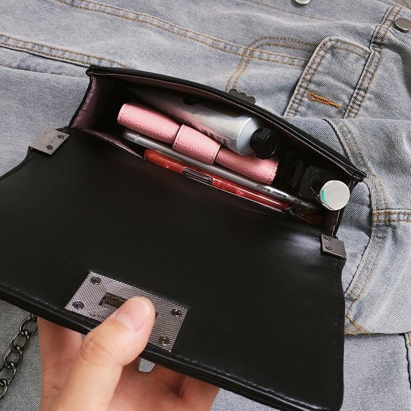 Geanta de dama moderna din piele ecologica cu aplicatie si lant metalic lung