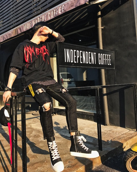 Blugi de bărbați moderni în negru cu motive rupte