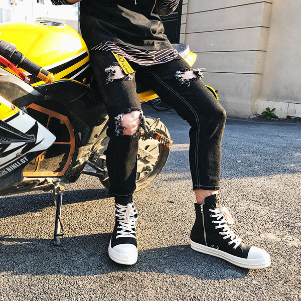 Blugi de bărbați moderni în negru cu motive rupte