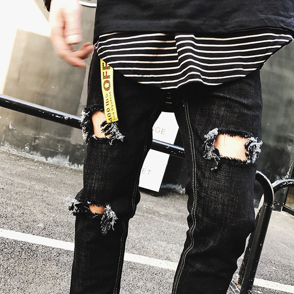 Blugi de bărbați moderni în negru cu motive rupte