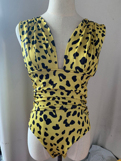 Modern teljes fürdőruha mély nyakkivágással és leopárdmintával több színben