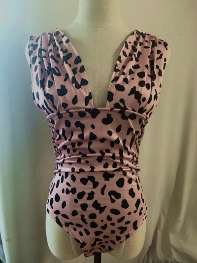 Modern teljes fürdőruha mély nyakkivágással és leopárdmintával több színben