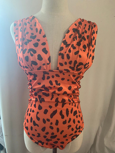 Modern teljes fürdőruha mély nyakkivágással és leopárdmintával több színben