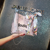 Μοντέρνα γυναικεία τσάντα με διαφανές κάλυμμα και κεντήματα σε τρία χρώματα με μεγάλη μεταλλική αλυσίδα