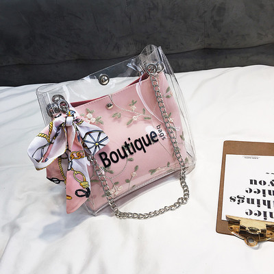 Μοντέρνα γυναικεία τσάντα με διαφανές κάλυμμα και κεντήματα σε τρία χρώματα με μεγάλη μεταλλική αλυσίδα