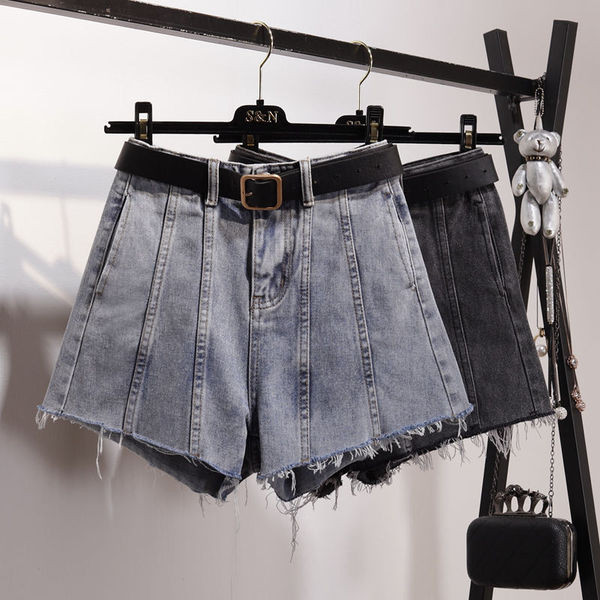 Stílusos női rövidnadrág szakadt motívumokkal, kék és fekete színben