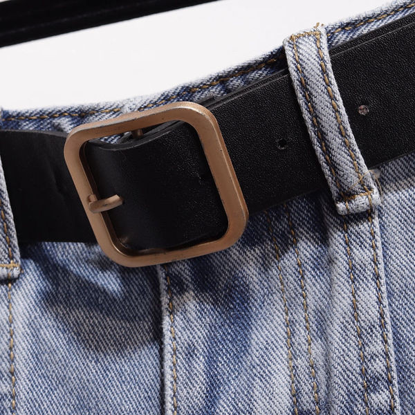 Stílusos női rövidnadrág szakadt motívumokkal, kék és fekete színben