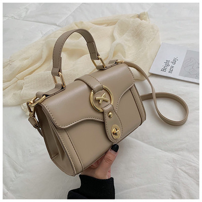 Geanta de dama eleganta din piele ecologica in trei culori cu elemente metalice cu manere scurte si lungi