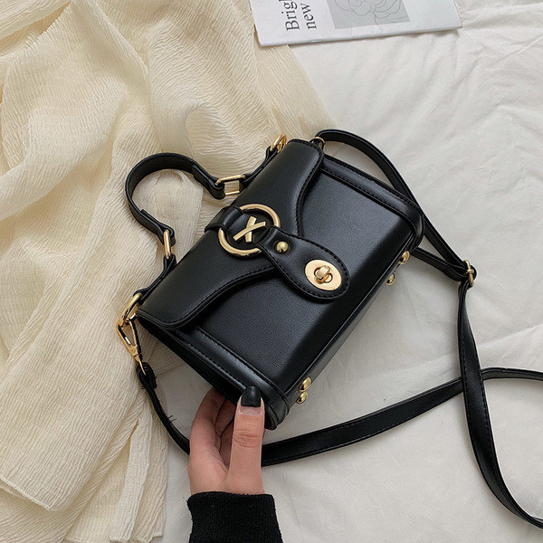 Geanta de dama eleganta din piele ecologica in trei culori cu elemente metalice cu manere scurte si lungi