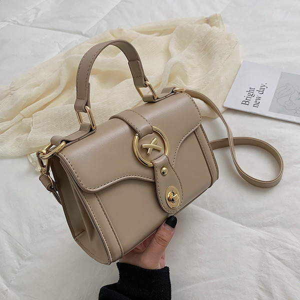 Geanta de dama eleganta din piele ecologica in trei culori cu elemente metalice cu manere scurte si lungi