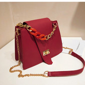 Öt színben, ökológiai bőrből készült stílusos női táska fém elemekkel, rövid és hosszú füllel