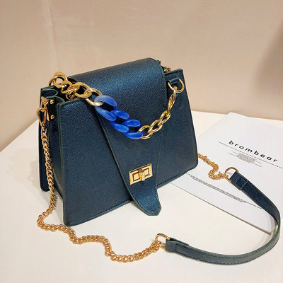 Öt színben, ökológiai bőrből készült stílusos női táska fém elemekkel, rövid és hosszú füllel