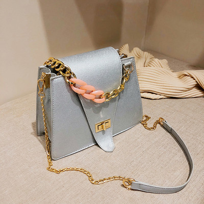 Öt színben, ökológiai bőrből készült stílusos női táska fém elemekkel, rövid és hosszú füllel