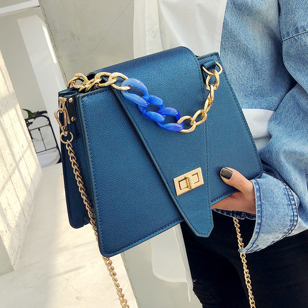 Öt színben, ökológiai bőrből készült stílusos női táska fém elemekkel, rövid és hosszú füllel