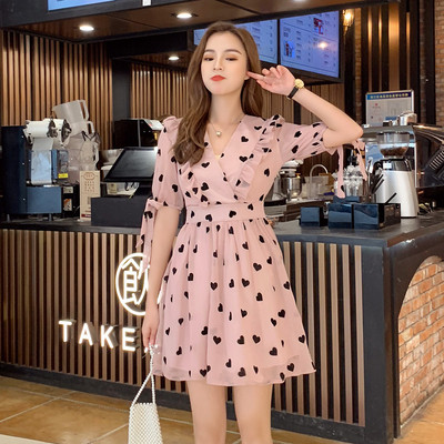 Modern női ruha V-nyakkal és szalaggal